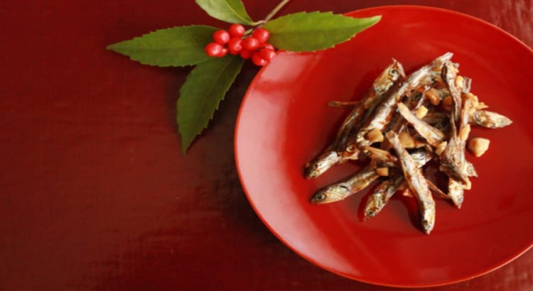 おせち料理にも入っている干しイワシの煮物はなぜ「ごまめ」や「田作り」というの？