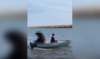 【目を疑う光景】ボートに乗って釣りを楽しむ女性の相方が！！合成写真かと思ったらリアルだった！