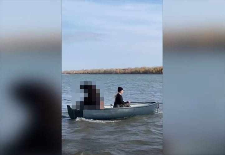 【目を疑う光景】ボートに乗って釣りを楽しむ女性の相方が！！合成写真かと思ったらリアルだった！