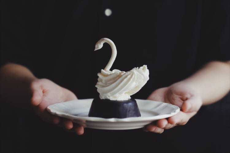 こ、これは食べられない・・・、エレガントな『白鳥のメレンゲタルト』がとても素敵！