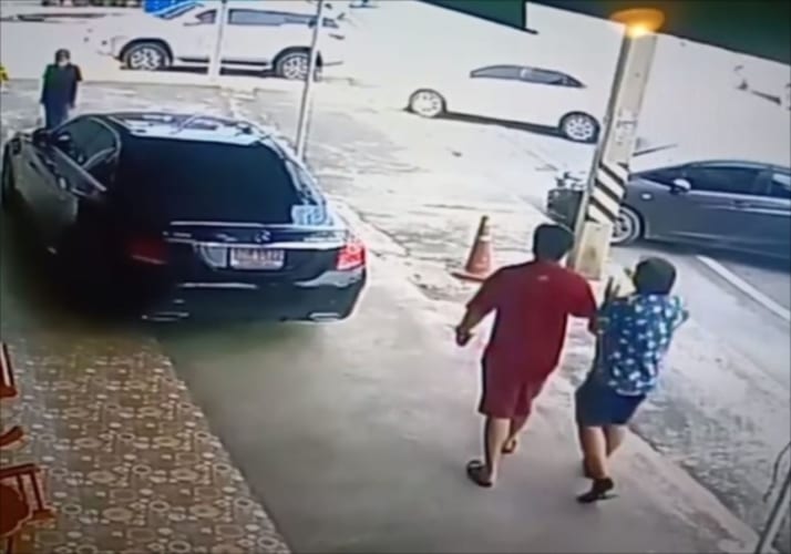 こんなことあるの！？歩いていた男性の身に、この直後に想定外の危険すぎるアクシデントが！