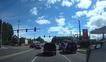 信号が青になっても、なぜか車は停まったまま。一体何が起きているのかと見てみると・・・