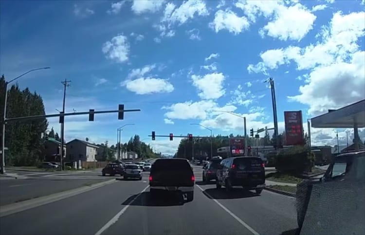 信号が青になっても、なぜか車は停まったまま。一体何が起きているのかと見てみると・・・