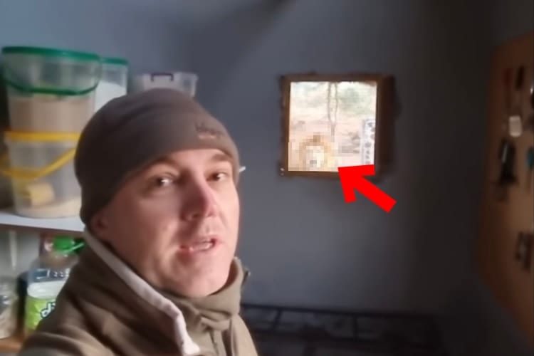 いくらアフリカとはいえマヂか・・・、モーニングコーヒーの時間に、キッチンの外に○○○○がいた？！