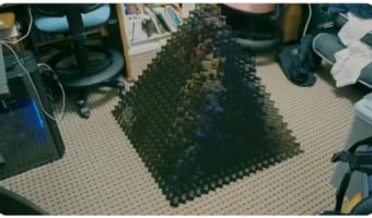 究極のアート?!「壊すと完成するピラミッドドミノ」がスゴすぎる!!