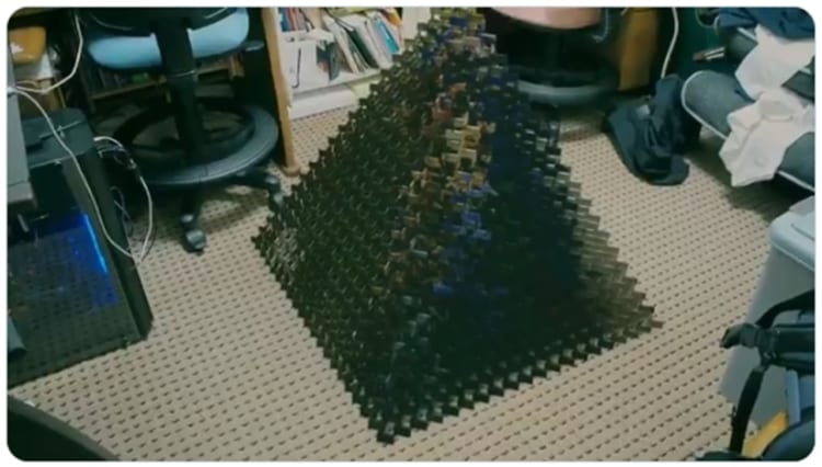 究極のアート？！「壊すと完成するピラミッドドミノ」がスゴすぎる！！