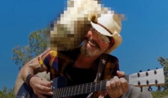 男性のギター演奏を聴くのが大好きなロバ。その姿が微笑ましくてホッコリ!