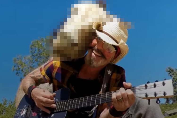 男性のギター演奏を聴くのが大好きなロバ。その姿が微笑ましくてホッコリ！