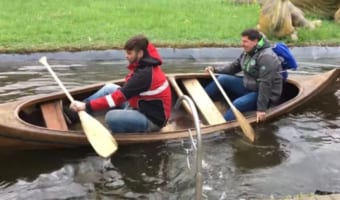 【爆笑ハプニング】カヌーに乗った二人の男性、座り直していざ出発！と思いきや・・・