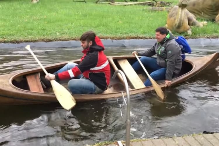 【爆笑ハプニング】カヌーに乗った二人の男性、座り直していざ出発！と思いきや・・・