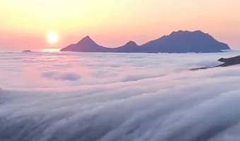 霧の中を歩いていると突然空が晴れて・・・、山頂で目にした絶景に心が震える!!