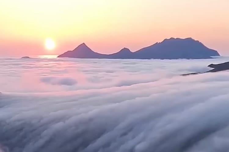 霧の中を歩いていると突然空が晴れて・・・、山頂で目にした絶景に心が震える！！