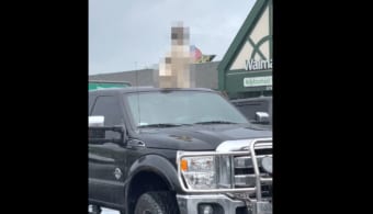 車の上にオブジェでも乗っている？と思って近寄ったら・・・車の上になんと！！