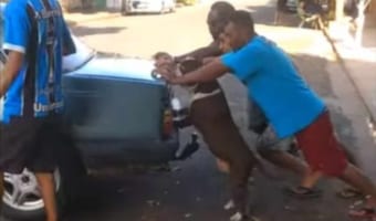 中に人間が入ってる?? 車を押すのを手伝いはたらくイヌがまるで人間みたい