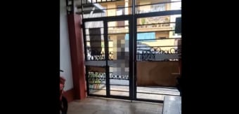 門は閉まってるしどうやって入って来るのかと思えば・・・。あるイヌの帰宅方法が頭がいいというか力づくというか！！