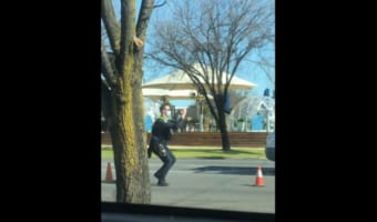 実にノリノリ!エンターテインメント精神あふれる踊りながら停車指示を出す警察官!