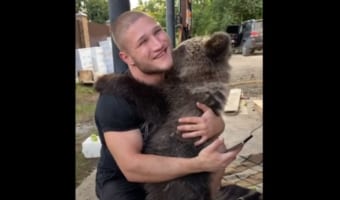 【絆を感じる抱擁】飼い主に抱きついて離れない子グマ、その様子がとてもかわいい！