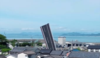 空から道路が降ってきて、地面に突き刺さった？！この光景、違和感がハンパない！