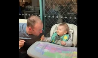 パパが赤ちゃんのおやつを食べるふり!赤ちゃんは「絶対食べられたくない」と素早い反応をする姿がおもしろかわいい