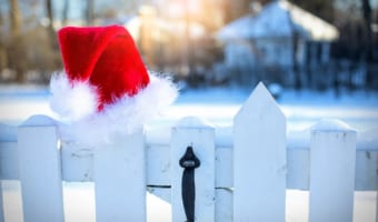 少女がレストランで夏休み中のサンタさんを発見した？！すると、その後心温まるストーリーが紡がれました