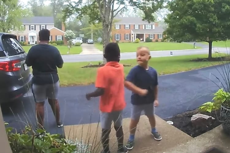 兄弟の特別な時間。お父さんの背後で行われていた「秘密の挨拶」の練習をカメラが目撃！