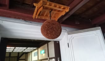 文化祭や運動会、開店祝いなどで見る「くすだま」、その由来は?元々の使われ方は違った?