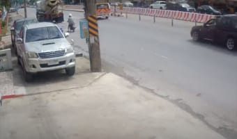 後方確認不足の事故映像！