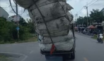 あきらかに荷物を載せすぎなトラック。荷物が偏ってしまっているし、よく無事だなと思っていたら・・・