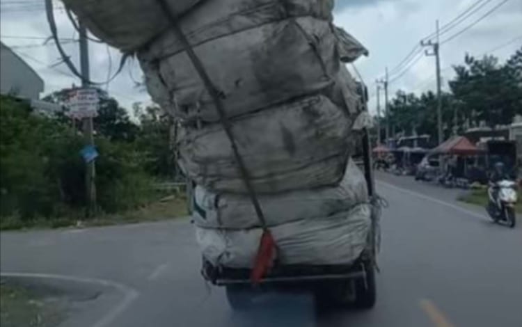 あきらかに荷物を載せすぎなトラック。荷物が偏ってしまっているし、よく無事だなと思っていたら・・・