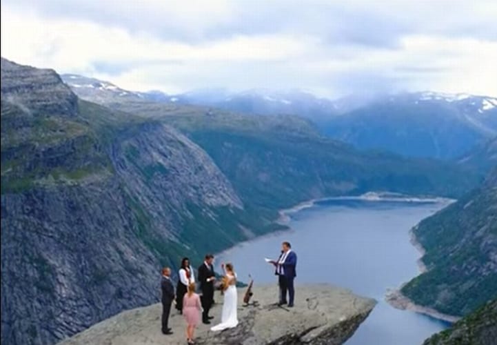 ノルウェーの絶景のウェディングスポット。・・・美しい景色は広がるけれど、どうしてもそこじゃなきゃダメだったの？？