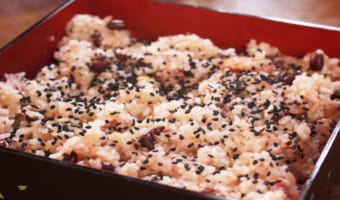 祝いの席で出される「赤飯」。なぜお祝いの料理なの？小豆ではなく甘納豆を使う地域もあるって本当？