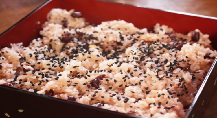 祝いの席で出される「赤飯」。なぜお祝いの料理なの？小豆ではなく甘納豆を使う地域もあるって本当？
