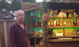 屋外に設置されたバー。そこにはみんなが憧れた驚きの仕掛けが施されていました