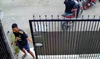 そんなバカな?!門を閉めたと思ったら門が倒れてきて・・・、停まっていたバイクを巻き込んでしまいました!