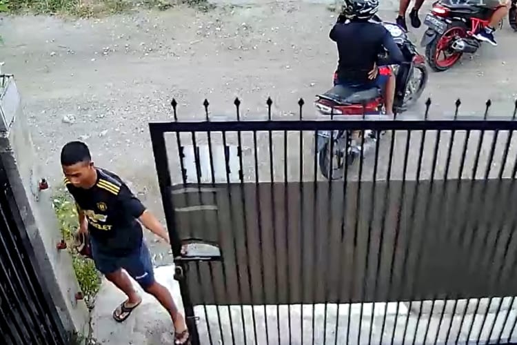 そんなバカな？！門を閉めたと思ったら門が倒れてきて・・・、停まっていたバイクを巻き込んでしまいました！