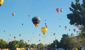 気球の祭典期間中、町の空の様子がスゴいことに!カラフルで幻想的な光景は別世界のよう