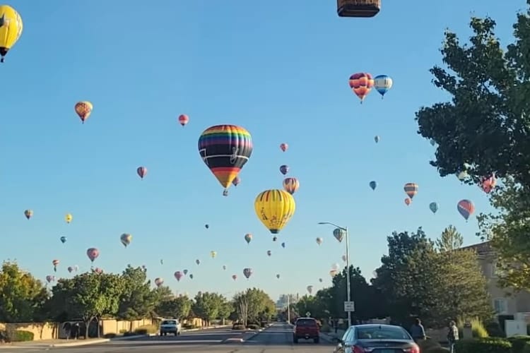 気球の祭典期間中、町の空の様子がスゴいことに！カラフルで幻想的な光景は別世界のよう