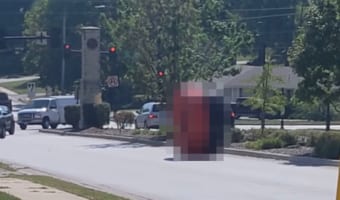 【ハプニング映像】巨大なタイヤ？下り坂を転がっていく『大きな物体』を必死で避けるドライバーたち