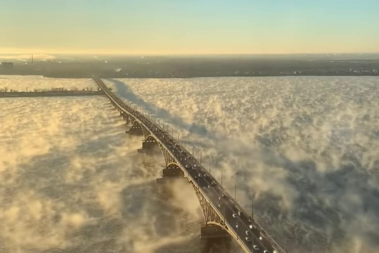 ヨーロッパ最長の川『ヴォルガ川』が霧に包まれた時のタイムラプス動画が幻想的で、目が釘付けになる！