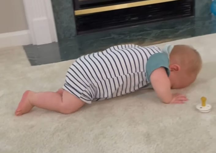 それって痛くないの？個性的なハイハイでどこまでもどんどん進んでいく赤ちゃん