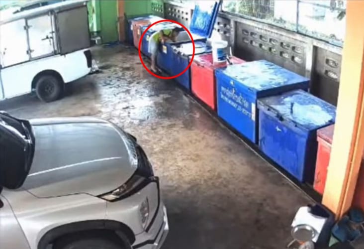 誰にも見られていないと思ったとんでもなく恥ずかしい一幕を、監視カメラはしっかり目撃していました