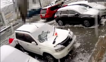 【衝撃動画】車の雪を払っていたら・・・数秒後に信じられない悲劇が発生しました！これは怖すぎる！！