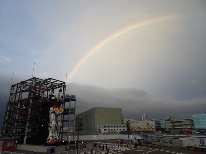 ガンダムの指から虹が出てる。横浜にある『動く実物大ガンダム』で奇跡の瞬間が撮影されました！！
