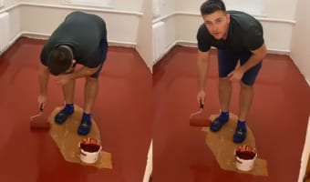 そこからどうするの?部屋の床を端から中央へ向けてペンキを塗っていた男性。後は部屋の真ん中を塗るだけなのですが・・・