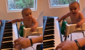将来はミュージシャン？お父さんとのピアノセッションを満面の笑顔で楽しむ赤ちゃん