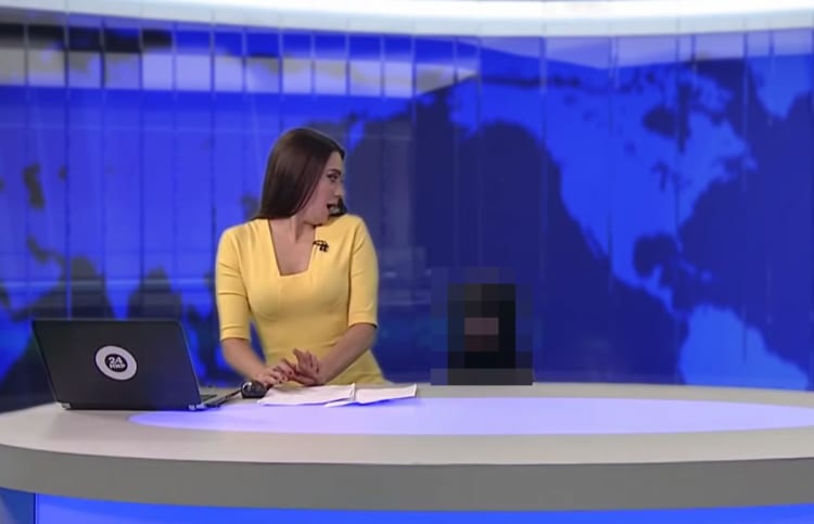 【放送事故】生放送中に予定外のゲストが登場？！その正体にアナウンサーも困惑・・・！？