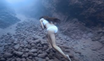 水中版の「全力坂」？美女が水中の坂を駆け上がっていく姿が凄すぎる！！フリーダイバーの凄さがよくわかる！