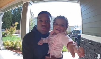 2階で仕事中のママのために、パパと娘ちゃんがとっても楽しそうなメッセージ動画を残してくれていました!