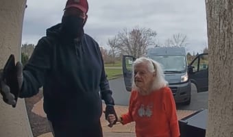 フラっと家を出て行ってしまった認知症のおばあさんを保護した配達員さん。その温かい対応を防犯カメラがしっかり目撃していました