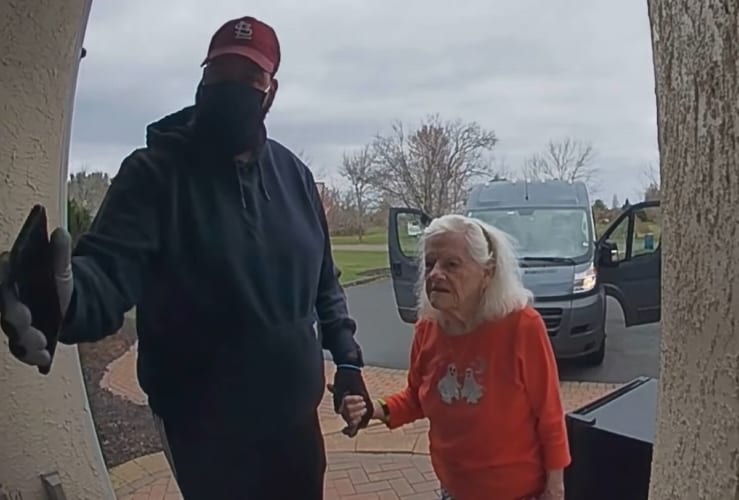 フラっと家を出て行ってしまった認知症のおばあさんを保護した配達員さん。その温かい対応を防犯カメラがしっかり目撃していました